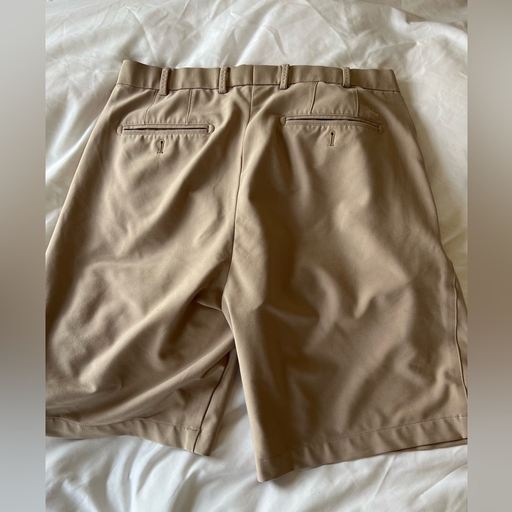Peter Millar Wicking Golf Shorts Khaki Flat Front Men’s Size 33